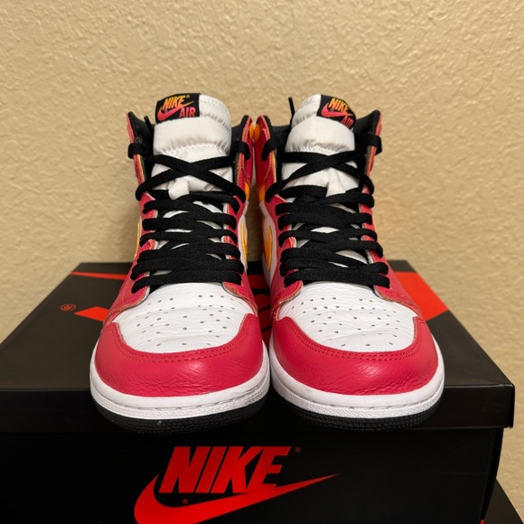Jordan 1 retro high OG Light Fusion Red Size 11 - Picture 2 of 7